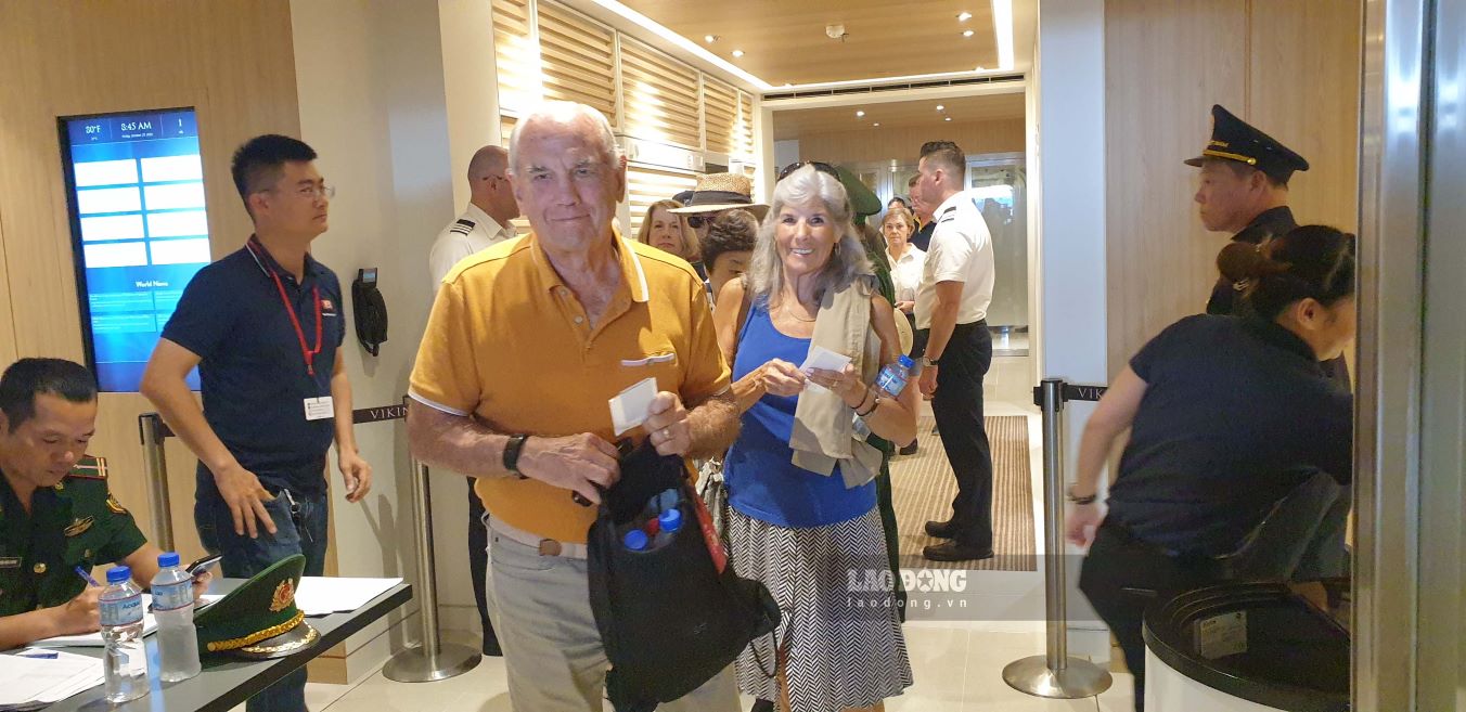 Tourists on international cruise ships making procedures to go ashore at Ha Long International Passenger Port. Photo: Nguyen Hung