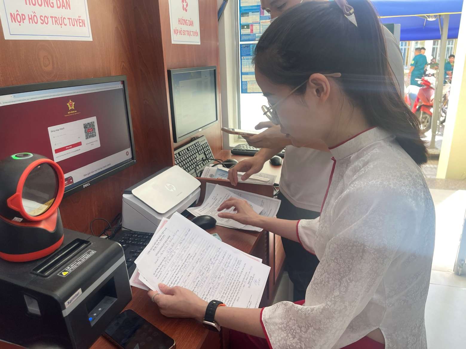 Officials of Nha Trang ward, Khanh Hoa support people to carry out procedures at the Public Administrative Service Center. Photo: Phuong Linh