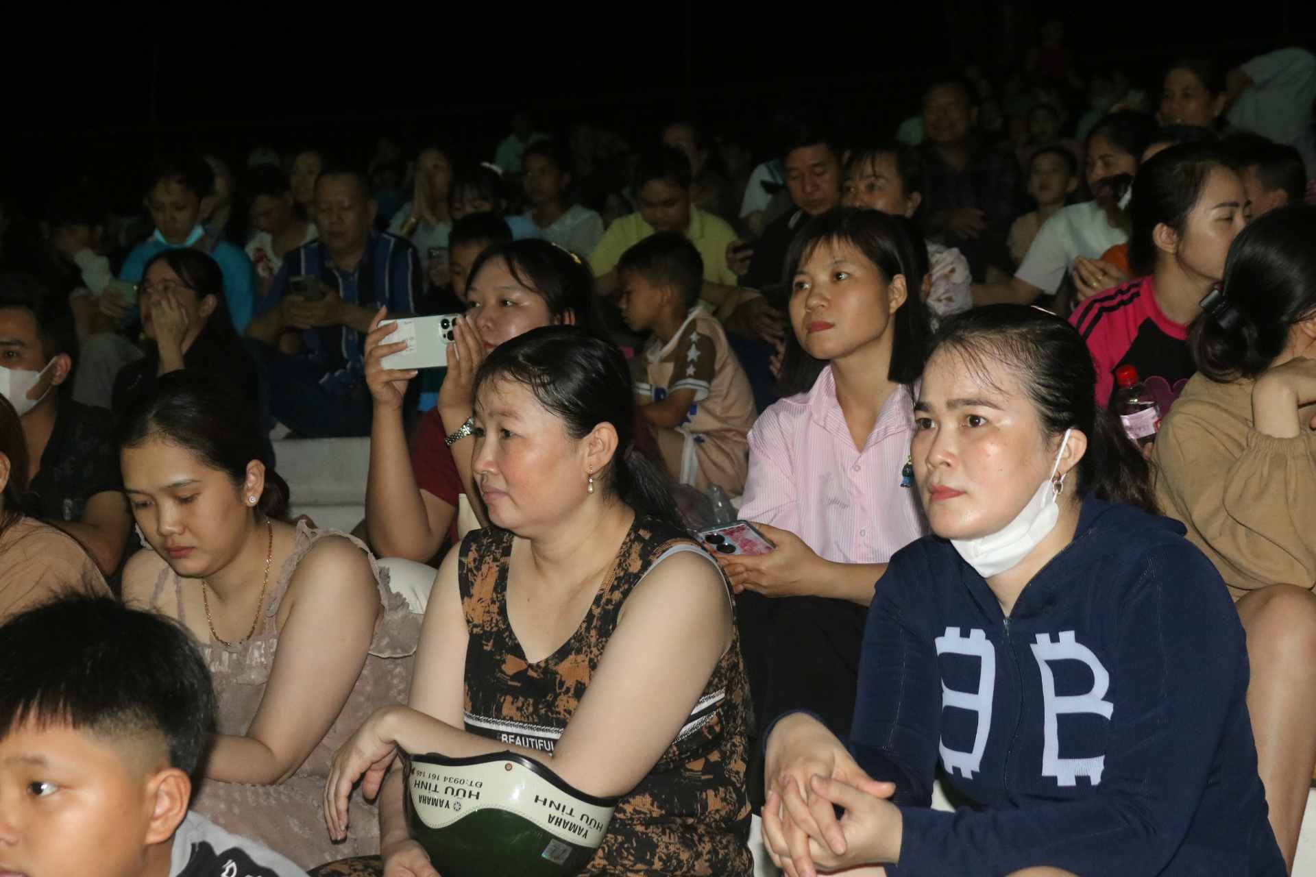 Khoang 600 cong nhan lao dong ve tham du chuong trinh. Anh: Dinh Trong