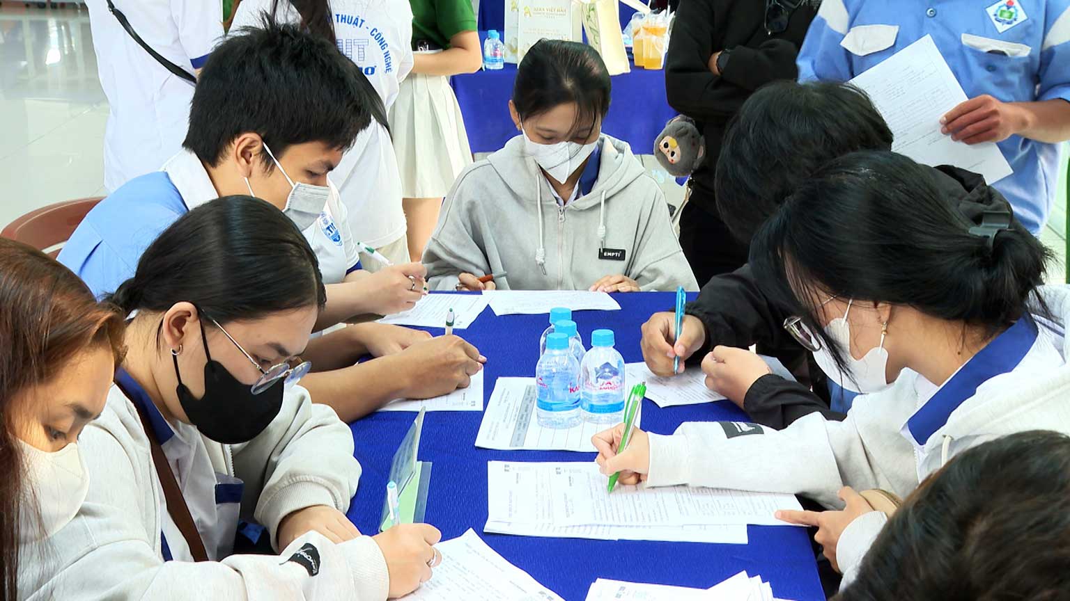 Sinh viên tìm công việc thời vụ để kiếm thêm thu nhập. Ảnh: Mỹ Ly
