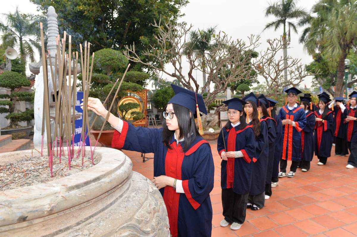 Hoc sinh, sinh vien tieu bieu dang huong truoc le bieu duong. Ảnh: Thanh doan Hai Phong