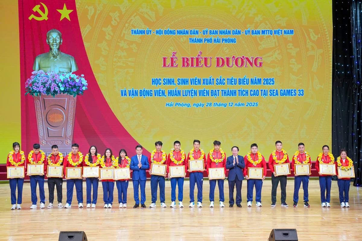 Hai Phong City praises high-achieving students and athletes at SEA Games 33. Photo: Hai Phong E-Portal