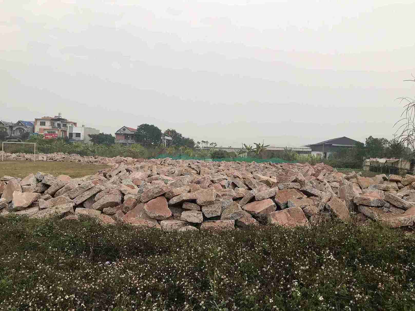 Tập kết bê tông vụn tại sân vận động Thanh Hồng (xã Hà Đông, TP Hải Phòng), chính quyền vào cuộc xử lý. Ảnh: Người dân