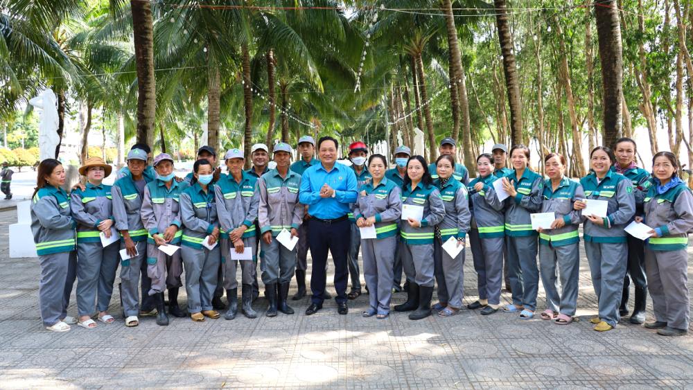 Tham, tang qua Tet cho doan vien, cong nhan lao dong con dang lam viec nhung ngay can Tet Nguyen dan 2025. Anh: My Linh