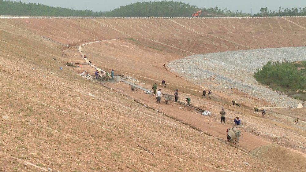 목표 달성 단계의 Vuc Tron 저수지 프로젝트 근접 촬영. 사진: Cong Sang