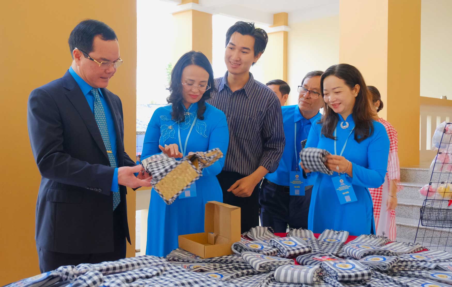 Ong Nguyen Dinh Khang - Uy vien Ban Chap hanh Trung uong Dang, Pho Chu tich Uy ban Trung uong MTTQ Viet Nam, Chu tich Tong LDLD Viet Nam tham quan cac gian hang trung bay. Anh: My Ly