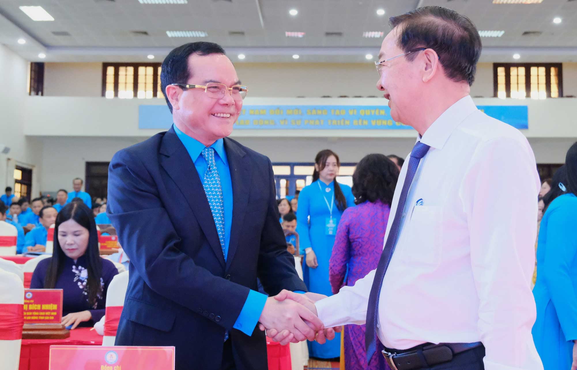 Ong Nguyen Dinh Khang - Uy vien Ban Chap hanh Trung uong Dang, Pho Chu tich Uy ban Trung uong MTTQ Viet Nam, Chu tich Tong LDLD Viet Nam (ben trai) trao doi voi dai bieu. Anh: My Ly