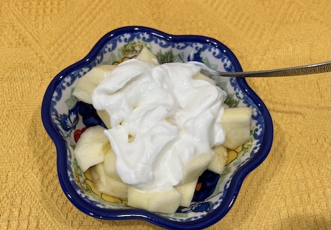 People who want to lose weight can choose yogurt mixed with apples for breakfast. Photo: Kieu Vu