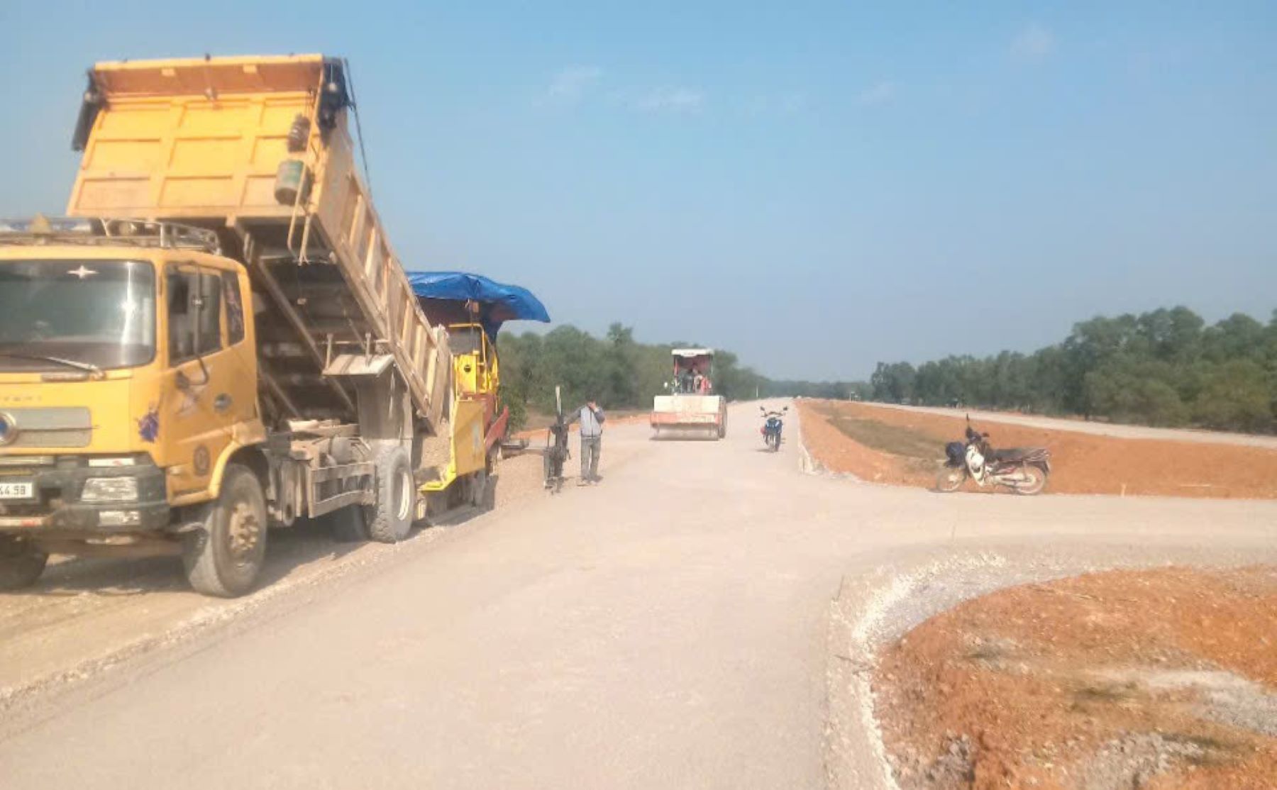 The Coastal Road project connecting the East-West economic corridor is under construction. Photo: Hung Tho