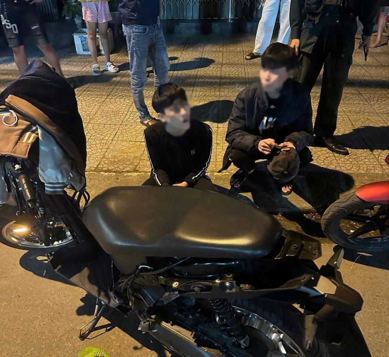 Hai thanh thiếu niên điều khiển xe mô tô không có gương chiếu hậu, thay đổi kết cấu, không đăng ký xe di chuyển trên đường phố. Ảnh: Công an TP Đà Nẵng