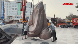 The parts of the Mr. Fish statue cast in red copper have been brought to Vung Tau for installation. Photo: Thanh An