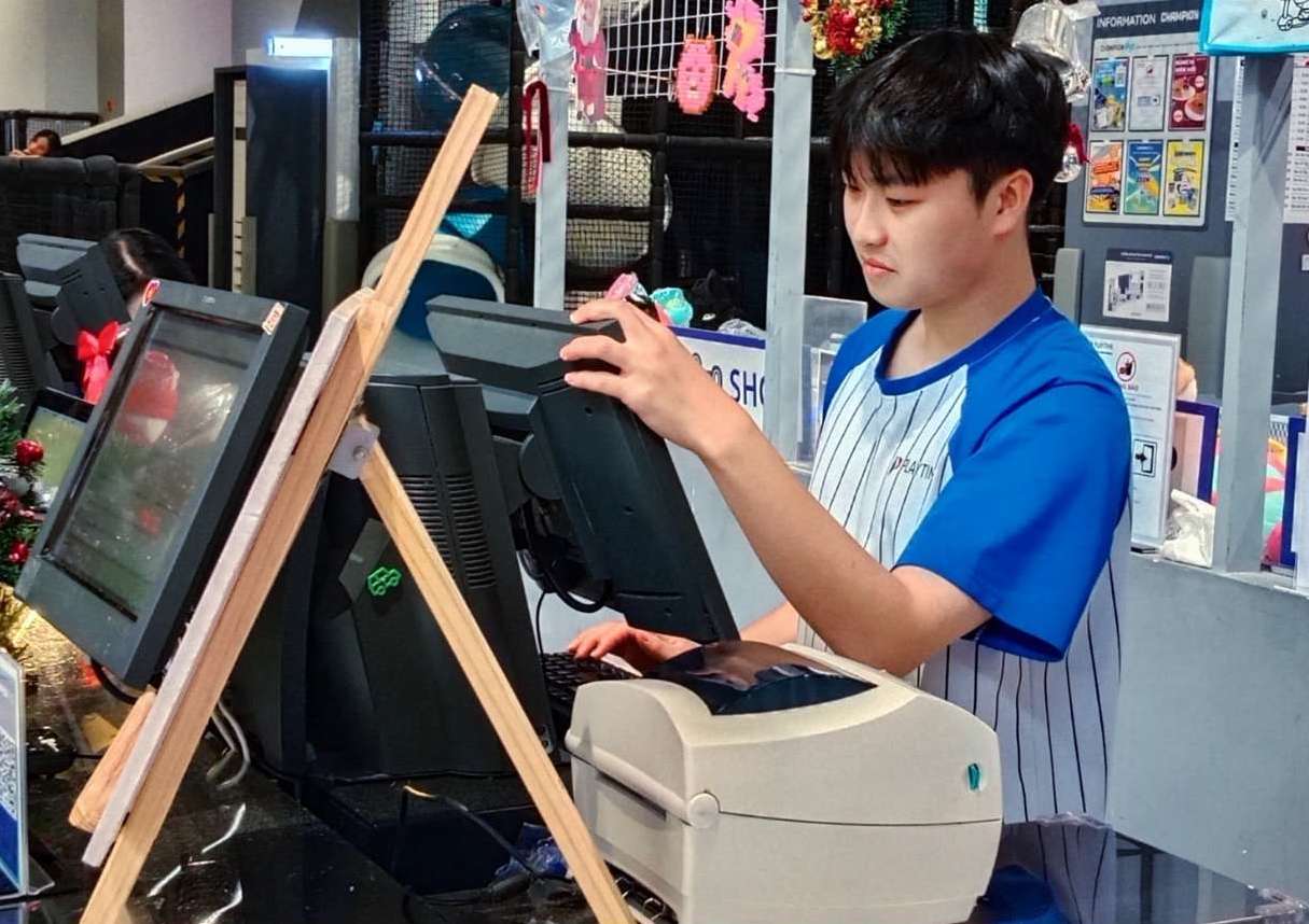 Doi voi Trung Hieu, thoi gian nghi le cung la luc bat dau cho cong viec lam them tai khu vui choi. Anh: Duc Anh 