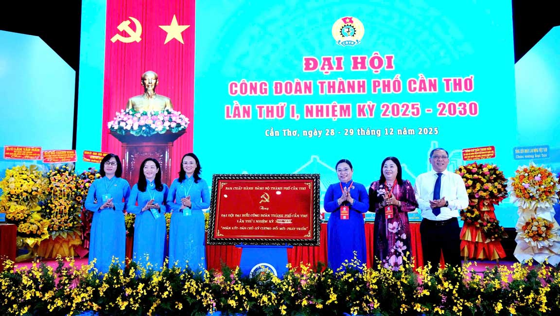 Doan Chu tich nhan. Anh: My Ly