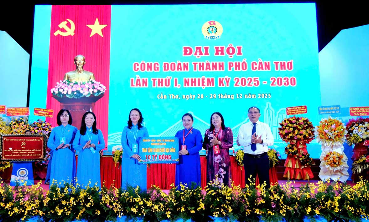 Trao bang tuong trung tang 10.000 suat hoc bong cho con doan vien, CNVCLD co hoan canh kho khan tren dia ban TP Can Tho. Anh: My Ly