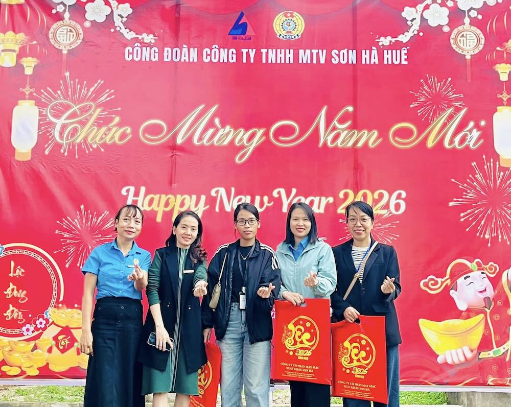 Practical gifts handed over to workers. Photo: Son Ha Hue Trade Union