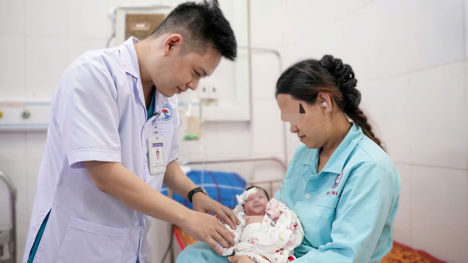 La niña, despues del tratamiento de la occlusion duodenal, ahora su salud se ha estabilizado. Foto: Hospital General Provincial de Quang Tri