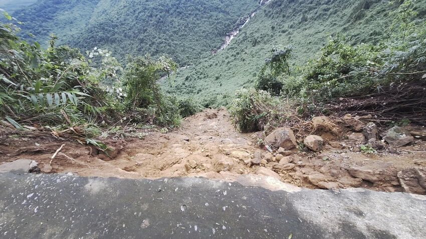 Mot so vi tri tren duong len Bach Ma bi sat taluy am. Anh: Vu Linh