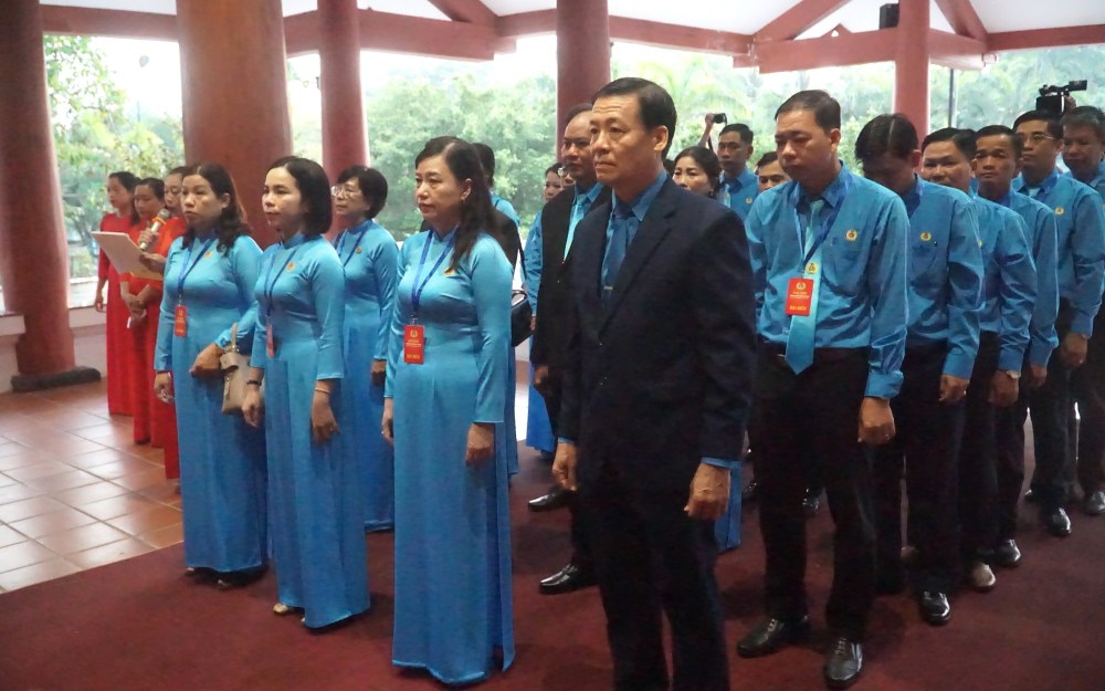 Cac Dai bieu du Dai hoi Cong doan tinh Ca Mau vieng den tho Bac tai Khu tuong niem Chu tich Ho Chi Minh. Anh: Nhat Ho