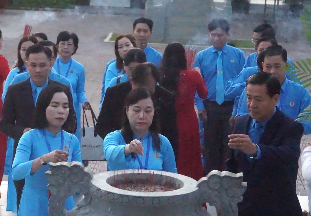 Cac Dai bieu du Dai hoi Cong doan tinh Ca Mau thap huong tai Khu tuong niem Den tho Bac Ho. Anh: Nhat Ho