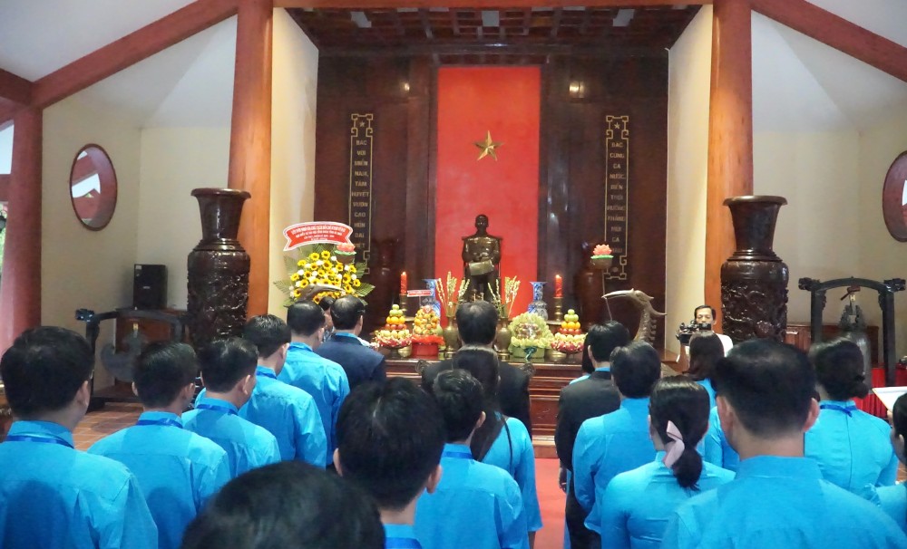 Dai bieu du Dai hoi Cong doan tinh Ca Mau vieng Chu tich Ho Chi Minh taij khu tuong niem. Anh: Nhat Ho