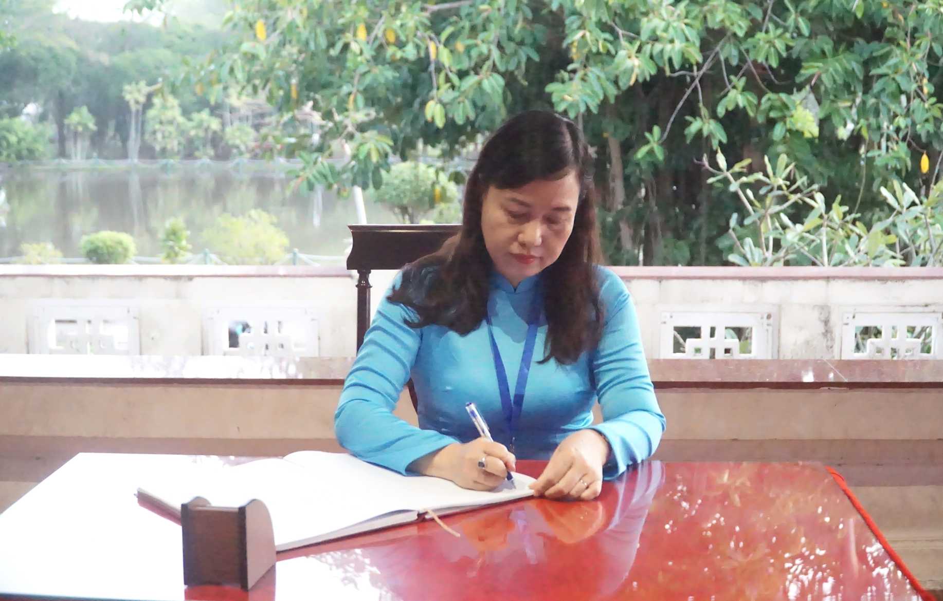 Chu tich LDLD tinh Ca Mau Huynh Ut Muoi ghi vao so luu niem tai Khu tuong niem Chu tich Ho Chi Minh. Anh: Nhat Ho