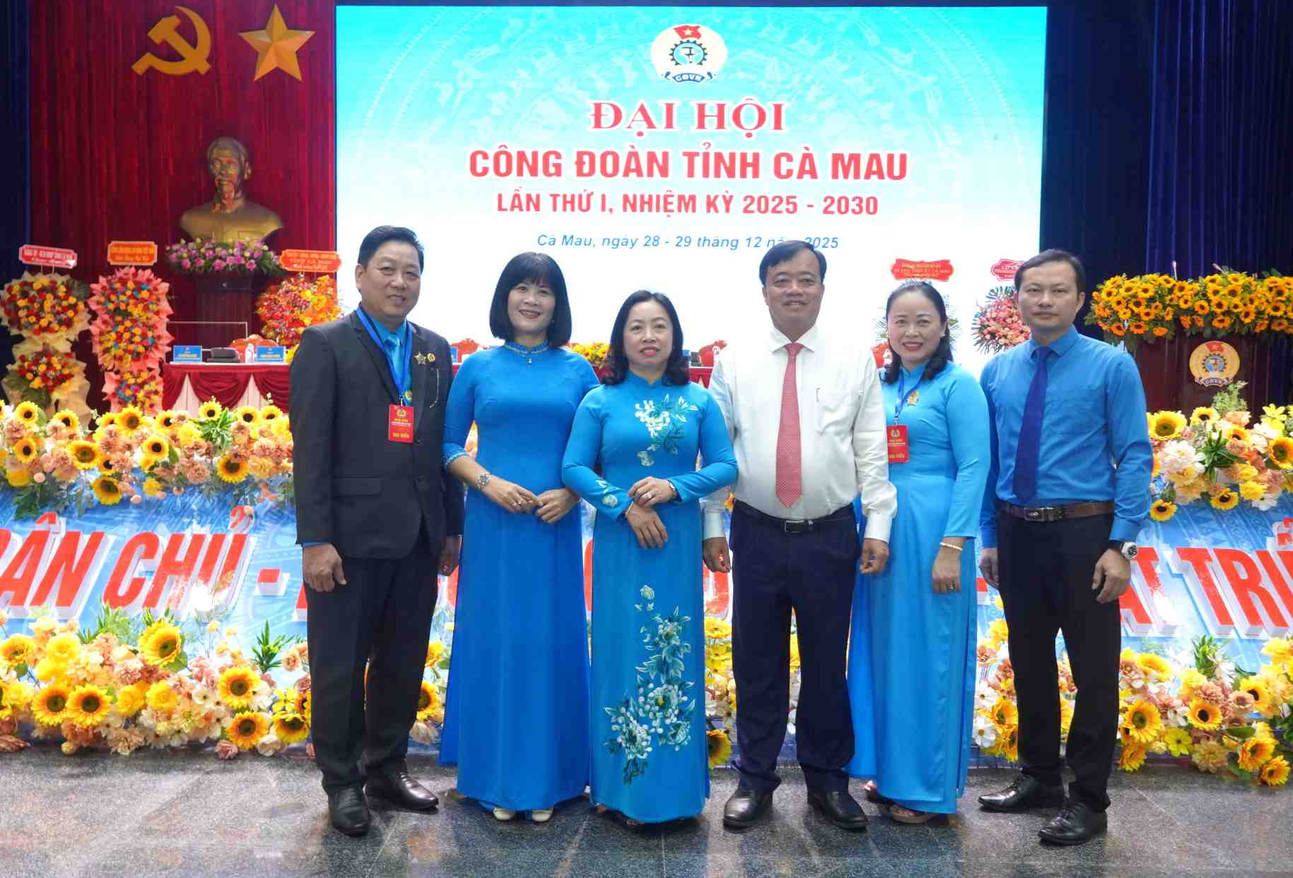 Cac dai bieu khac moi chup anh luu niem truoc khi dien ra Dai hoi. Anh: Ta Quang