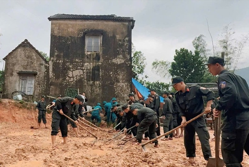 La fuerza policial de Da Nang y el gobierno local reconstruyen urgentemente nuevas casas para las personas en las zonas afectadas por desastres naturales. Foto: Trung Le