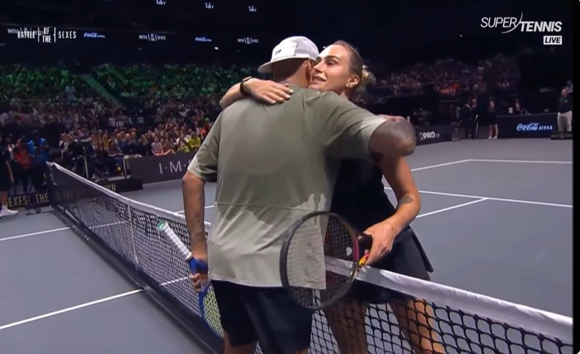 Kyrgios had an easy victory with a score of 6-3 after 2 sets against Sabalenka in the match in Dubai. Photo: Cut from video