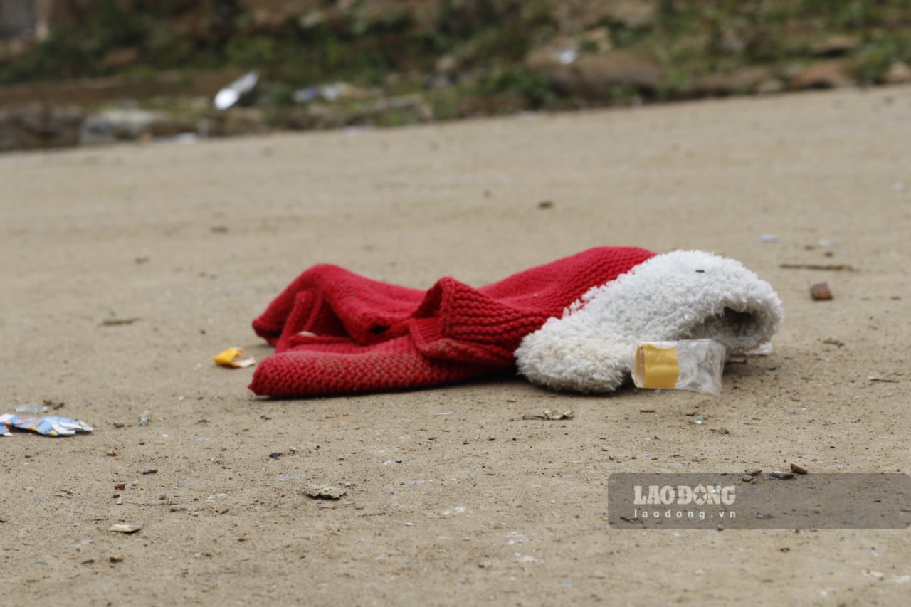 Nhung phan qua chua kip trao den tay cac em hoc sinh vuong vai tren duong sau vu tai nan. Anh: Van Duc