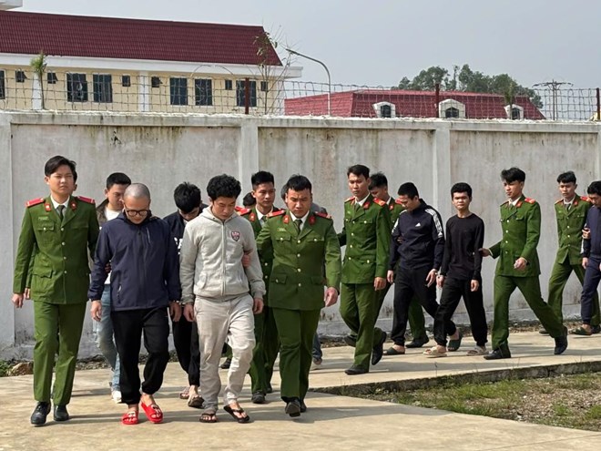 Công an bắt giữ các đối tượng trong đường dây lừa đảo. Ảnh: Công an Hà Tĩnh.