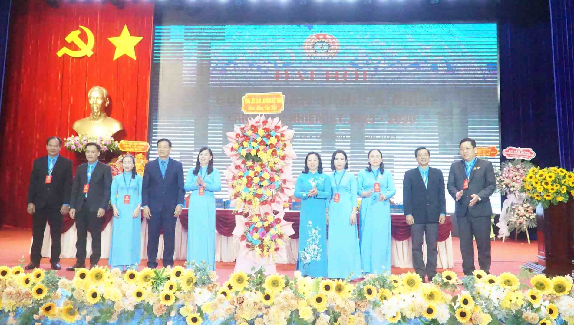 Pho Chu tich Thuong truc Tong LDLD Viet Nam Thai Thu Xuong tang hoa cho Dai hoi Cong doan tinh Ca Mau. Anh: Nhat Ho