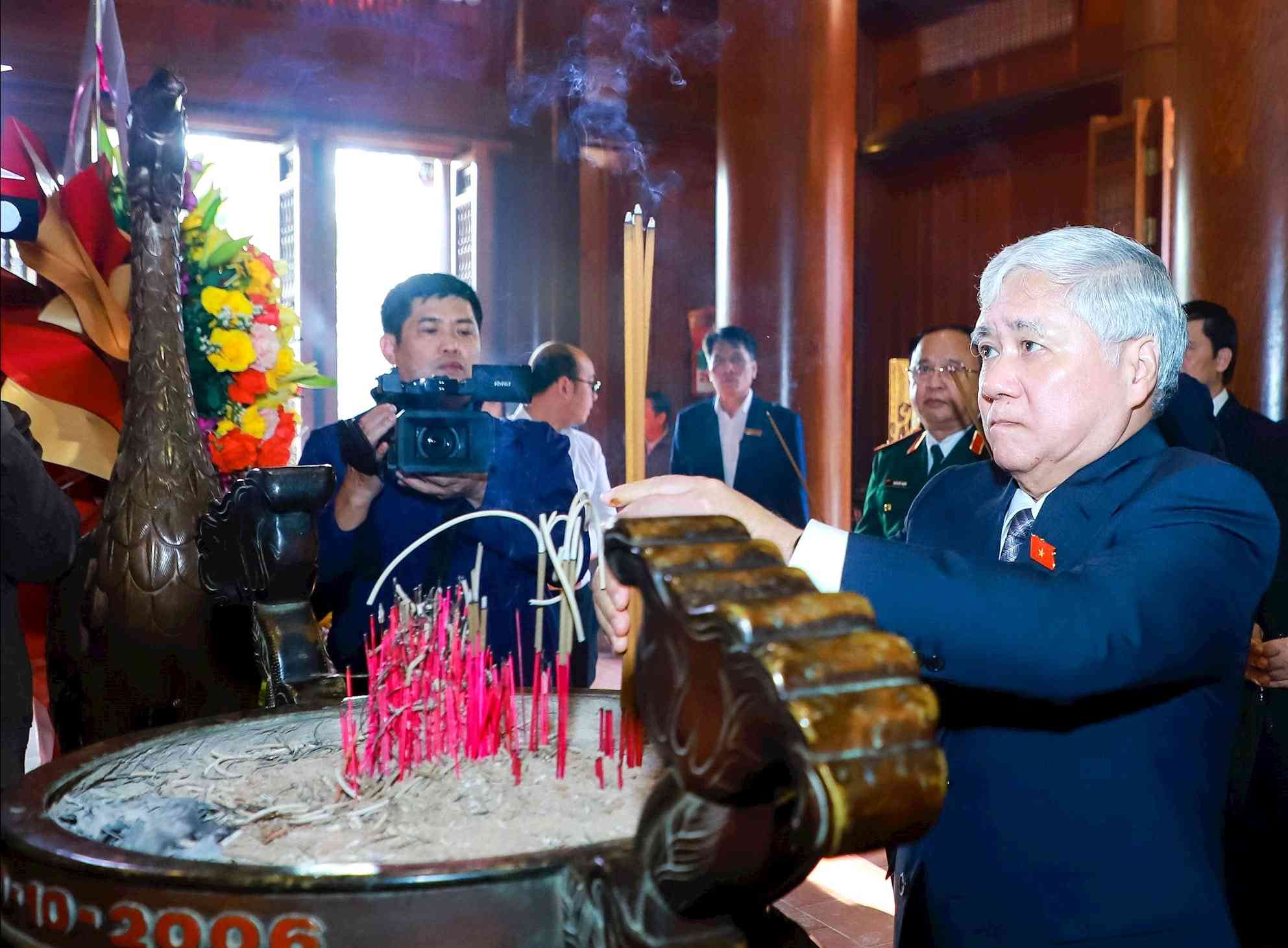 Mr. Do Van Chien - Member of the Politburo, Standing Vice Chairman of the National Assembly - offers incense to commemorate President Ho Chi Minh. Photo: Thanh Duy