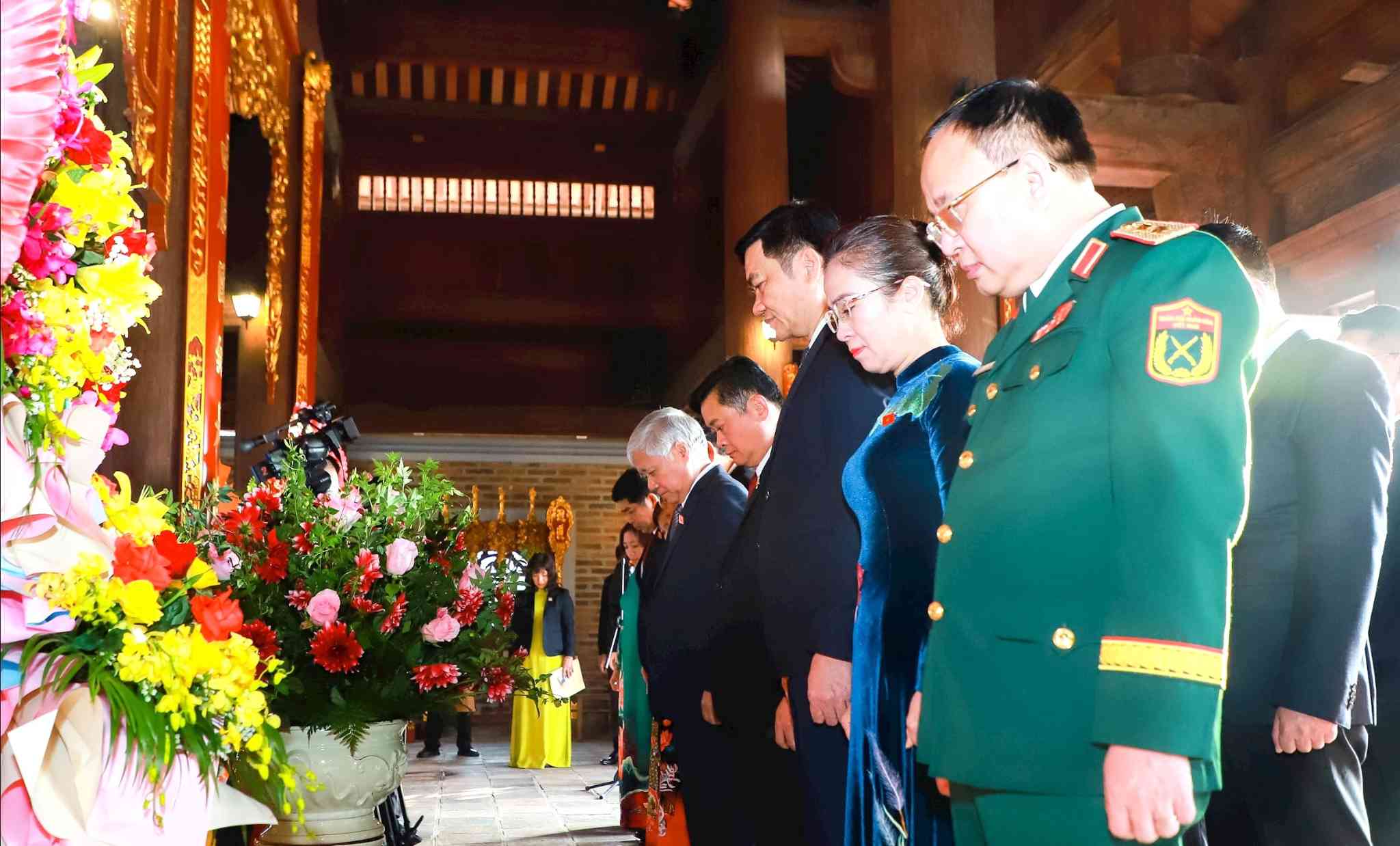 Ong Do Van Chien - Uy vien Bo Chinh tri, Pho Bi thu Thuong truc Dang uy Quoc hoi, Pho Chu tich Thuong truc Quoc hoi va doan cong tac dang hoa, dang huong tai Den Chung Son – Den tho gia tien Chu tich Ho Chi Minh. Anh: Thanh Duy