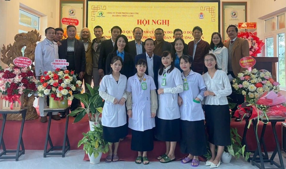 Quang Tri Provincial Labor Federation establishes grassroots trade union of Thien Lanh General Clinic Co., Ltd. Photo: Quang Tri Trade Union