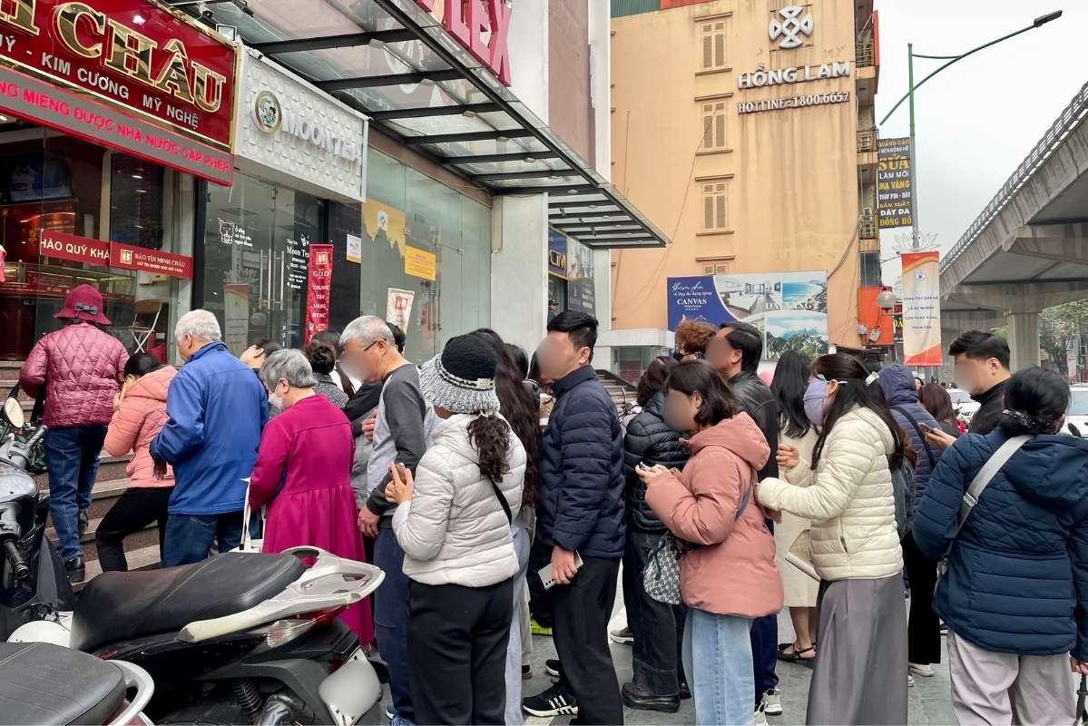 Gold prices plummet, people massively line up to buy. Photo: Ha Linh