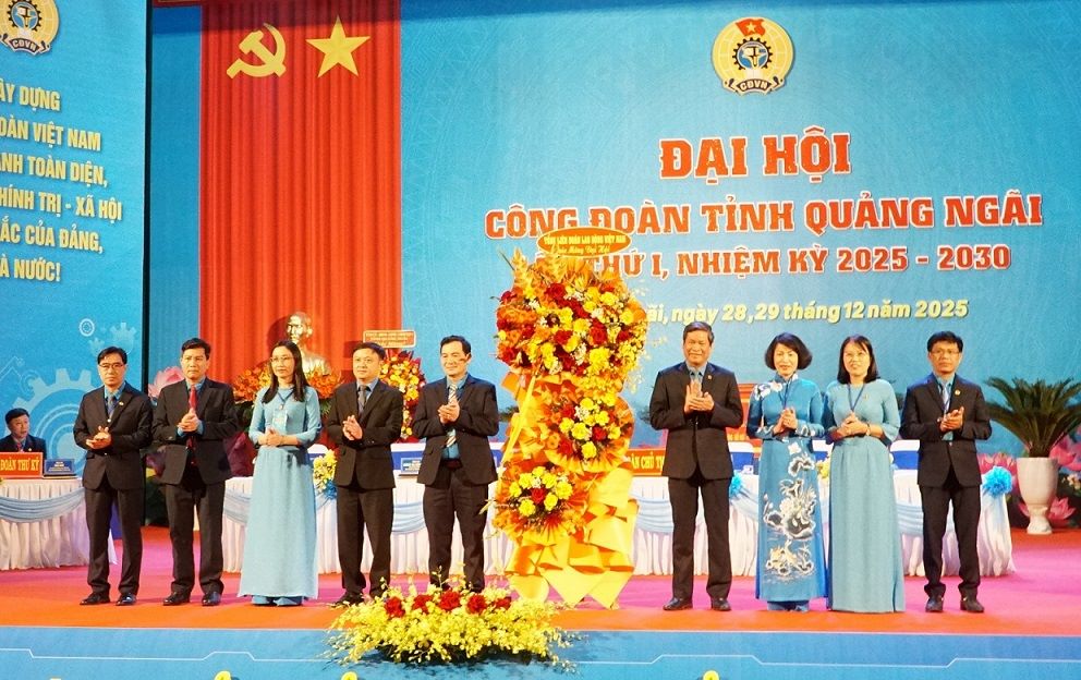 Ong Huynh Thanh Xuan - Pho Chu tich Tong Lien doan Lao dong Viet Nam tang hoa chuc mung Dai hoi. Anh: Vien Nguyen