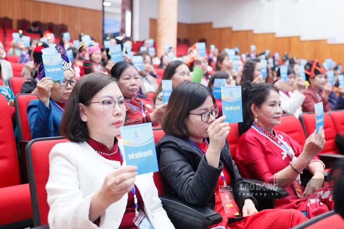 Cac dai bieu bieu quyet thong qua Nghi quyet Dai hoi. Anh: Quang Dat