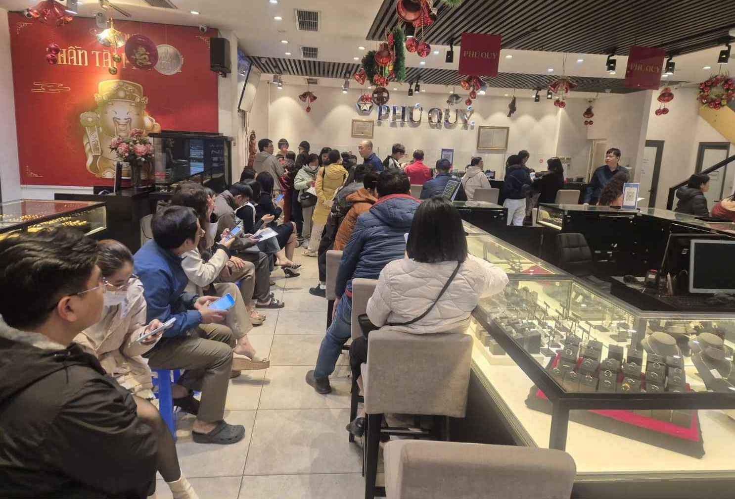 Nhieu nguoi san sang doi vai thang de nhan bac sau khi dat mua. Anh: Phuong Anh 