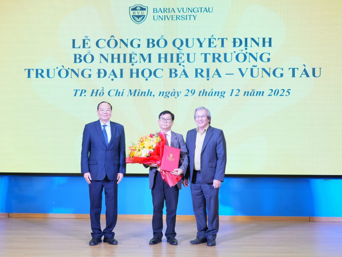Handing over the appointment decision and presenting flowers to congratulate the new Principal of BVU. Photo: Thanh An