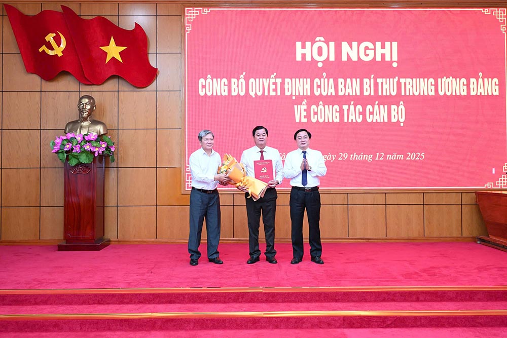 Secretary of Tay Ninh Provincial Party Committee Nguyen Van Quyet (right) and Member of the Central Inspection Committee Nguyen Van Hoi present decisions and present flowers to congratulate the new Chairman of the Provincial Inspection Committee Bui Van No (center). Photo: Kien Dinh