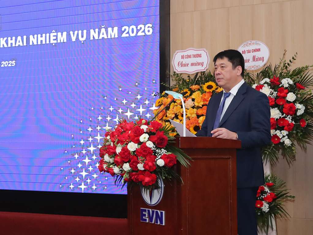 Tong giam doc EVN Nguyen Anh Tuan trinh bay bao cao tong ket cong tac nam 2025 tai hoi nghi. Anh: EVN