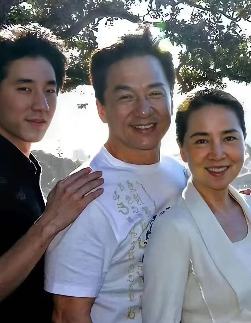 Thanh Long cung vo va con trai. Anh: Xinhua