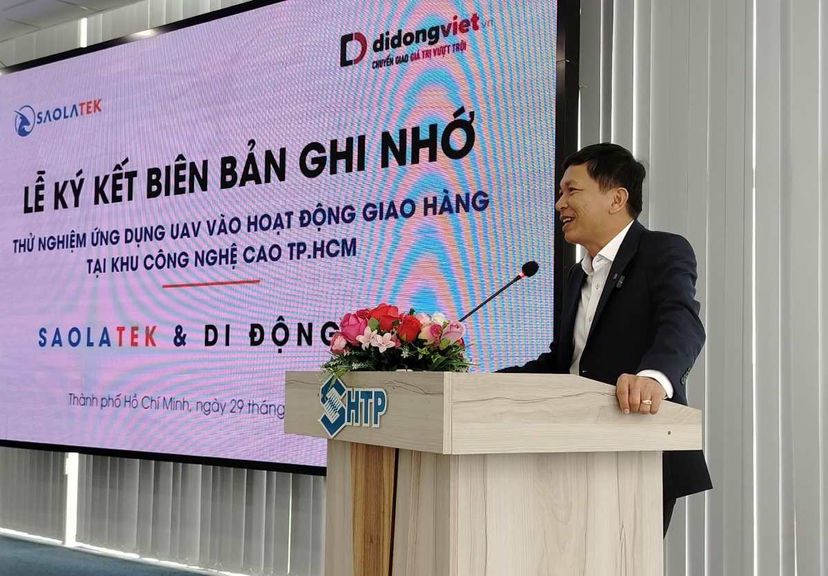 Representantes del Departamento de Ciencia y Tecnologia de la ciudad de Ho Chi Minh compartieron en la ceremonia de firma del memorando de entendimiento sobre las pruebas de UAV en la entrega en el Parque de Alta Tecnologia de la ciudad de Ho Chi Minh. Foto: Nguyen Dang