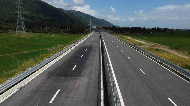 Vết vá trên cao tốc Vân Phong - Nha Trang trước ngày khai thác