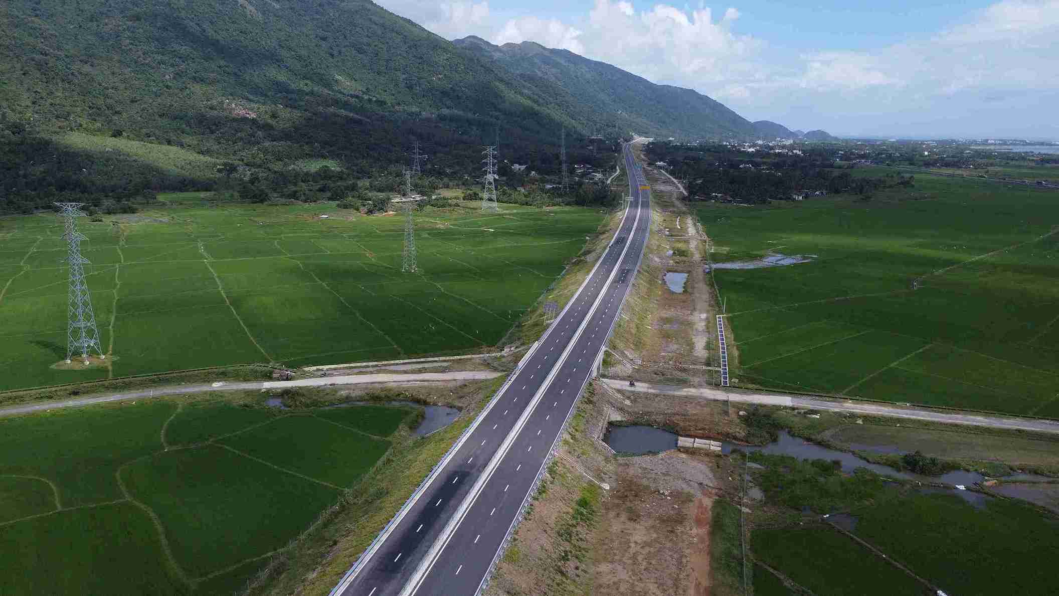 doan dau tuyen cao toc Van Phong – Nha Trang dai khoang 13km da xuat hien nhieu vi tri mat duong hu hong, buoc nha thau phai boc lop nhua va tham lai.