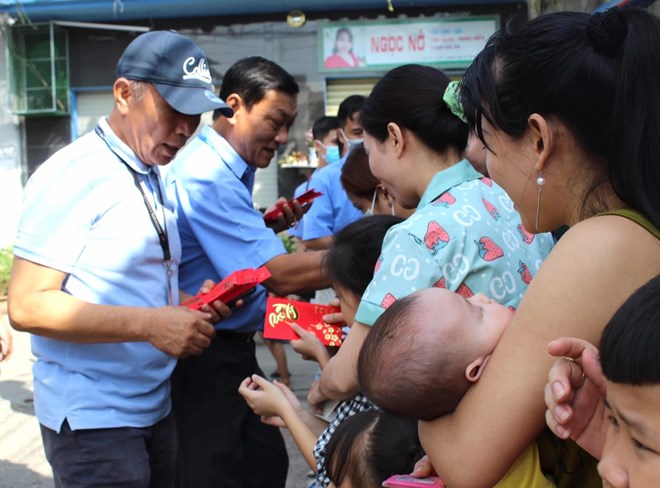 In addition to Tet bonuses of 1 month's salary, Hwaseung Vina Co., Ltd. also visits, wishes Tet and gives lucky money to workers who do not have the conditions to return to their hometowns for Tet. Photo: Company Trade Union