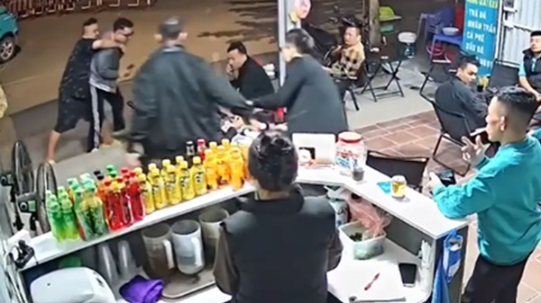 Xô xát tại bến xe Giáp Bát, một thanh niên bị đâm trọng thương. Ảnh cắt từ camera an nình