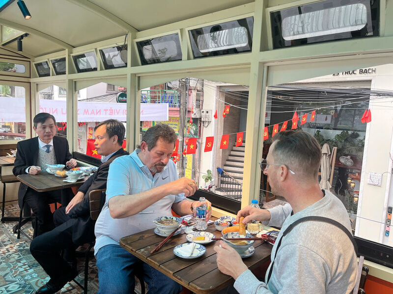 Khach Tay thich thu khi thuong thuc pho tai tang 2 cua toa tau. Ảnh: Tuong Vy