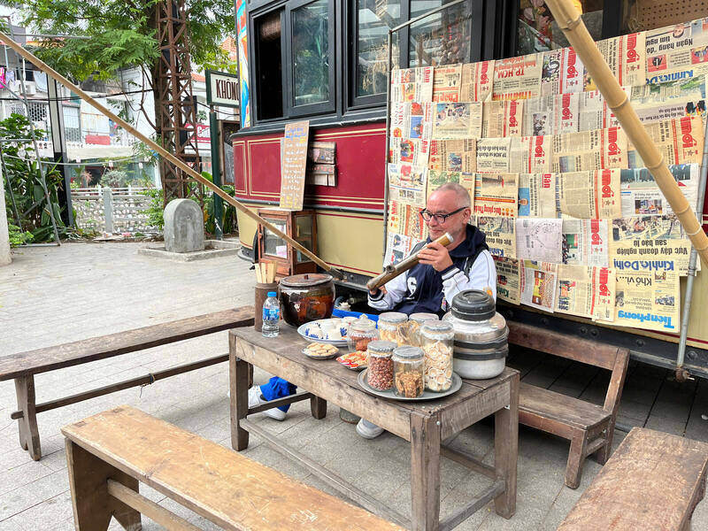 Khach Tay thich thu trai nghiem van hoa tra da “thong tan xa via he” cua Viet Nam nhung nam 80, 90. Ảnh: Tuong Vy