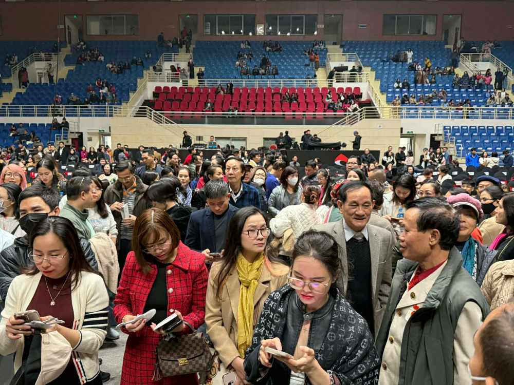 Khan gia phan no vi dem nhac Ve day bon canh phuong troi thong bao hoan show vao phut chot. Anh: Van Anh 